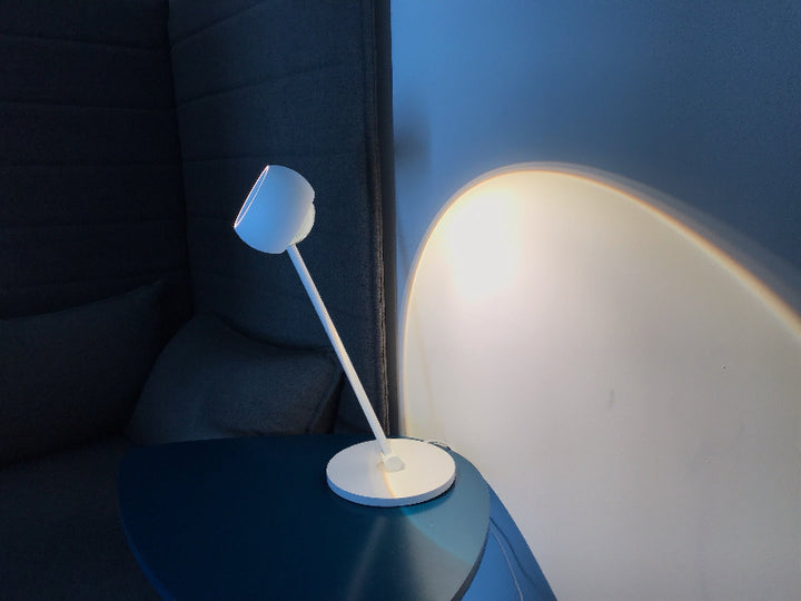 Beispiel für eine zielgerichtete Lichtführung mit der Tischleuchte Lens.