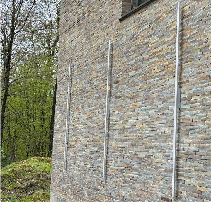 Wand mit LED-Außenleuchten.