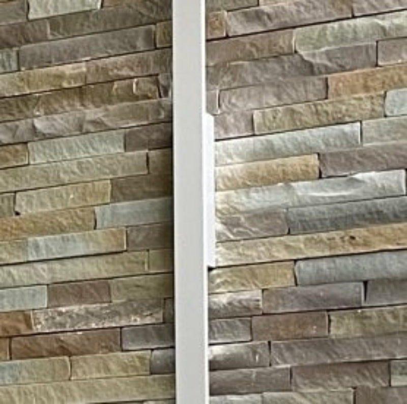 Detail einer LED Wandaußenleuchte am Mauerwerk. Die Lichtmacher.