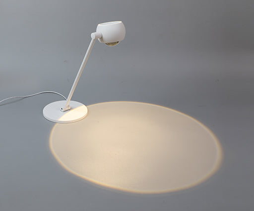 Kugelförmiges Licht mit der Tischleuchte Lens. Zielgenauer Einsatz möglich. Artikelnr. 648100, die Lichtmacher.