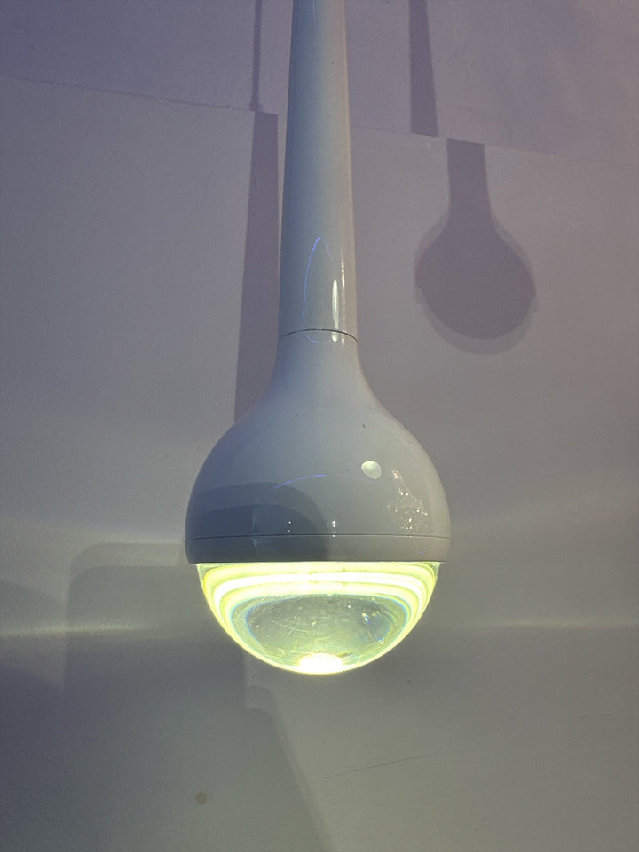 Moderne LED-Leuchte in Tropfenform in der Farbe weiß. Artikelnummer 790001, die Lichtmacher.