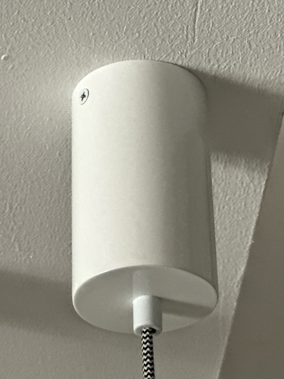 Deckenanschluss der Tropfen-Pendelleuchte. Artikel 790001, die Lichtmacher.