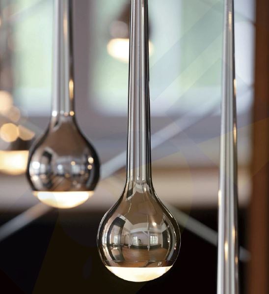 LED-Pendelleuchte in markanter Tropfenform in Chrome. Artikelnr. 790002, die Lichtmacher.