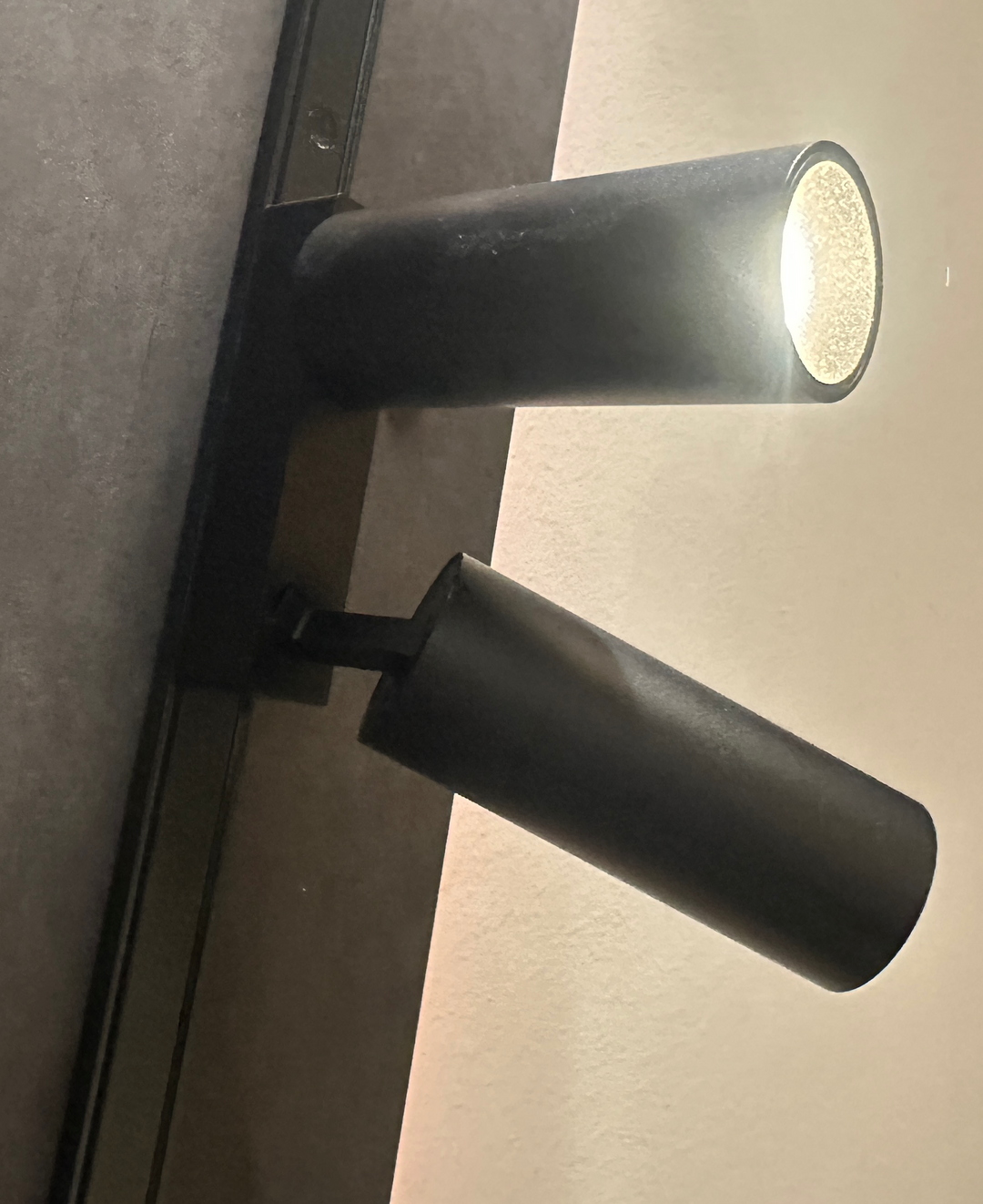 LED SLIM Strahler 2x12W, 2700K, 24°, DALI, Röhre L, schwarz oder weiß